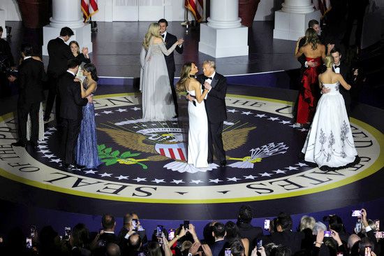 도널드 트럼프 미국 대통령과 영부인 멜라니아 트럼프 여사가 20일(현지시간) 미국 워싱턴DC에서 열린 사령관 무도회에서 춤을 추고 있다. /사진=로이터