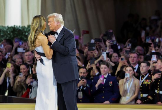 도널드 트럼프 미국 대통령(오른쪽)과 영부인 멜라니아 트럼프 여사가 20일(현지시간) 미국 워싱턴DC에서 열린 사령관 무도회에서 춤을 추고 있다. /사진=로이터