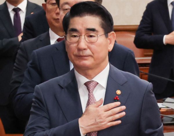 김용현 전 국방부 장관이 비상계엄 포고령을 작성하는 데 사용한 노트북을 파쇄했다고 진술했다. 사진은 김용현 국방부 장관이 지난달 3일 서울 종로구 정부서울청사에서 열린 국무회의에 참석해 국민의례를 하는 모습. /사진=뉴스1