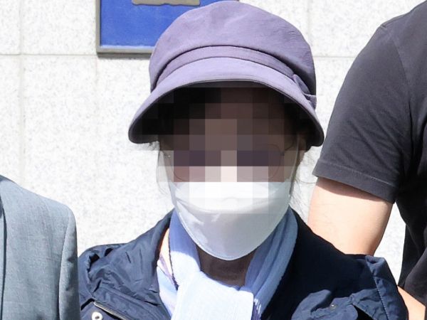 윤석열 대통령의 장모 최은순씨가 윤 대통령 체포 다음 날 스크린 골프장에서 포착됐다. 사진은 잔고증명서를 위조한 혐의로 복역 중인 윤석열 대통령의 장모 최은순씨가 지난해 5월14일 서울 송파구 서울동부구치소에서 가석방되는 모습. /사진=뉴시스(공동취재)