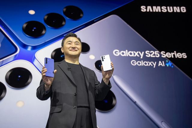 삼성전자가 미국 캘리포니아주 새너제이에 위치한 SAP센터에서 '갤럭시 언팩 2025'(Galaxy Unpacked 2025) 행사를 열고 인공지능(AI) 기술을 대폭 강화한 '갤럭시 S25 시리즈'를 공개했다. 사진은 22일(현지시간) 미국 새너제이에 위치한 SAP센터에서 개최된 '갤럭시 언팩 2025(Galaxy Unpacked 2025)' 행사에서 삼성전자 MX사업부장 노태문 사장이 진정한 AI폰 '갤럭시 S25 시리즈'를 공개하고 있다. /사진=삼성전자