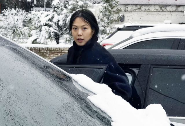 배우 김민희(42)가 홍상수(64) 감독의 혼외자를 임신한 것으로 알려진 가운데, 세간에 알려진 홍 감독의 '1200억원 유산설'이 사실이 아니라는 주장이 제기됐다. 사진은 지난해 11월 경기 남양주시 인근에서 포착된 배우 김민희. /사진=뉴스1