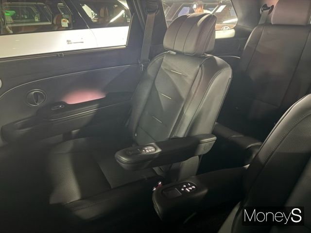 2열에 마련된 2개의 독립 시트는 탑승자의 몸에 꼭 맞출 수 있는 릴렉션 컴포트 시트를 적용했다. /사진=김서연 기자