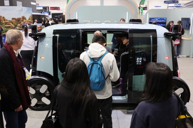 자율주행 AI 사업은 국가와 기업 모두를 위한 미래 전략산업이라는 점에서 공익을 위한 규제 완화라는 의견도 있지만 개인정보의 무분별한 활용에 대한 우려도 공존한다. 세계 최대 IT(정보기술)·가전 전시회 'CES 2025' 전시관에서 관람객들이 자율주행 택시를 살펴보고 있다. /뉴스1