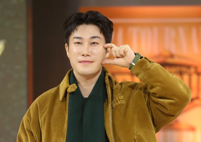 공원에서 행인을 폭행해 상해를 가한 혐의를 받는 래퍼 산이가 지난 22일 불구속 송치됐다. 사진은 산이가 지난해 2월22일 서울 중구 DDP 패션몰에서 열린 유튜브 힙합 서바이벌 콘텐츠 2024 토너먼트 벌스 랩 배틀 랩컵 녹화에 앞서 포즈를 취한 모습. /사진=뉴시스