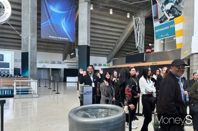 사진은 30여명의 행사 관계자들이 입구 앞에서 사전 동선을 정리하고 행사 진행을 위한 표지판을 설치하는 등 막바지 준비에 들어선 모습. /사진=김성아 기자