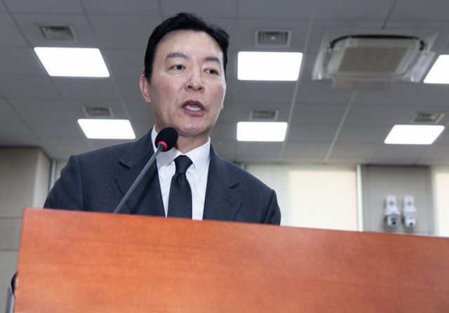 김성훈 대통령 경호차장이 지난 15일 윤석열 대통령 체포 당시 울면서 "총을 들고 나가겠다"고 말했다는 보도에 대해 사실일 아니라며 반박했다. 지난 22일 국회에 출석한 김 차장. /사진=뉴스1