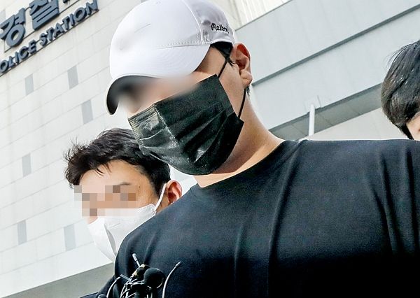 향정신성의약품을 투약한 채 롤스로이스 차량을 몰다 행인을 치어 중상을 입힌 20대 남성 신씨가 프로포폴 상습 투약 혐의 2심에서 감형됐다. 사진은 신씨가 2023년 8월18일 오전 검찰로 송치되기 위해 서울 강남구 강남경찰서에서 호송차로 향하고 있는 모습. /사진=뉴스1