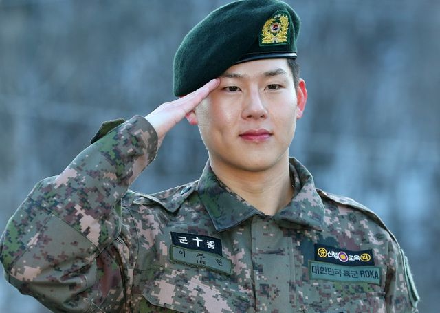 아이돌 그룹 몬스타엑스 멤버 주헌이 전역을 신고했다. 사진은 주헌이 23일 강원 화천 육군 제15보병사단 신병교육대 앞에서 거수경례를 하는 모습. /사진=스타뉴스