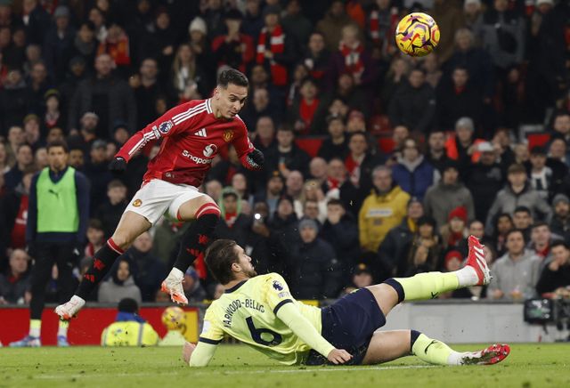 맨체스터 유나이티드의 골칫거리 안토니가 레알 베티스 이적을 앞두고 있다. 사진은 2024-25시즌 맨체스터 유나이티드에서 활동 중인 안토니(왼쪽)의 모습. /사진=로이터