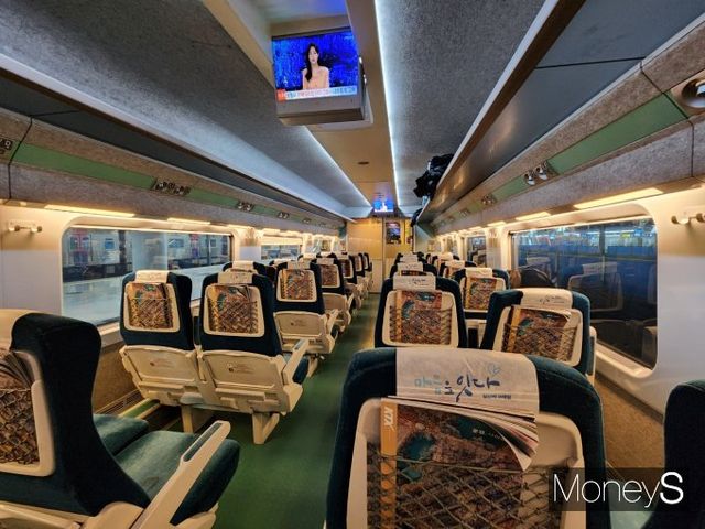 지난 22일 서울 지하철 1호선 서울역-남영역 구간에서 발생한 전기공급 장애로 고속철도(KTX)를 포함한 일부 열차가 지연 운행됐다. 사진은 이날 운행 중단으로 멈춰선 동대구역 출발 KTX64 차량 내부 모습. /사진=독자 제공