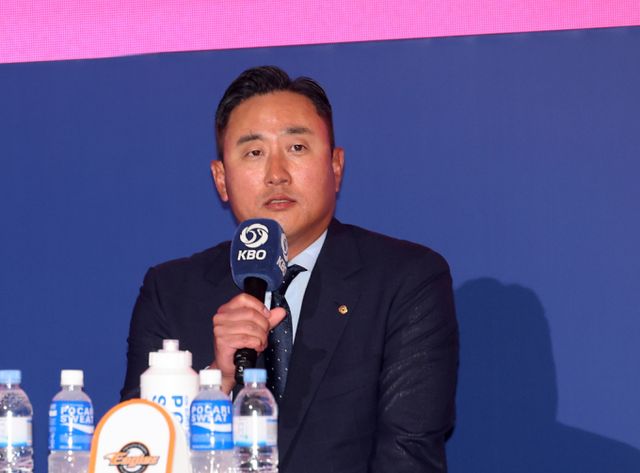 최원호 전 한화 이글스 감독이 6년 만에 해설위원으로 복귀한다. 사진은 지난해 3월22일 개막전을 앞두고 진행된 미디어데이 행사에 참석한 최원호 전 한화 이글스 감독의 모습. /사진=뉴시스 