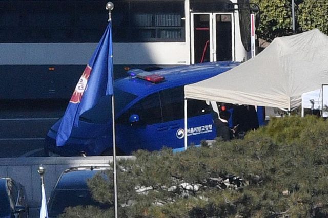 윤석열 대통령이 탄핵 심판에 두 번째로 출석하기 위해 헌법재판소에 도착했다. 사진은 윤석열 대통령 탄핵심판 4차 변론이 열리는 23일 윤 대통령이 탑승한 호송차량이 서울 종로구 헌법재판소로 들어선 모습. /사진=뉴시스(사진공동취재단)