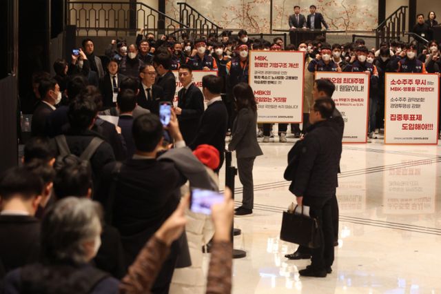 23일 오전 서울 용산구 그랜드 하얏트 서울에서 열린 고려아연 임시 주주총회에서 문병국 고려아연 노조위원장을 비롯한 노조원들이 구호를 외치고 있다. / 사진=공동취재 