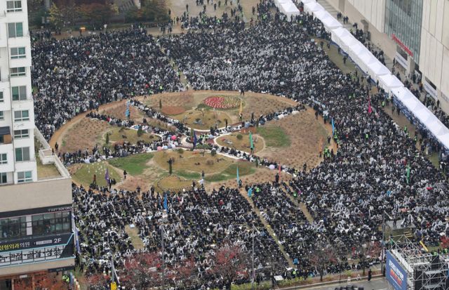 신천지 예수교 측이 서울서부지법 난입 사태에 연루됐다는 주장에 반박했다. 사진은 기사와 관련 없는 지난해 11월15일 경기 수원시 영통구 경기도청 앞에서 신천지예수교회 신도들이 파주 임진각 평화누리에서 열릴 예정이던 3만여명 규모 행사 대관 승인 취소 조치에 반발해 집회하는 모습. /사진=뉴스1