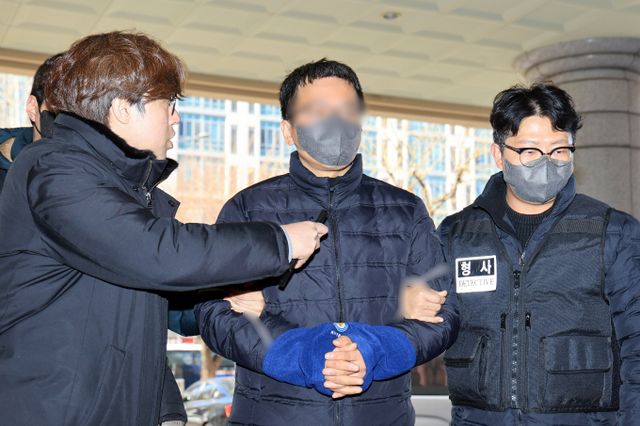 법원이 지난 23일 서울서부지법 난동 사태 당시 판사실에 침입한 40대 남성을 도주우려로 인해 구속영장을 발부했다. 사진은 판사실을 침입한 40대 남성 이모씨가 지난 23일 서울 마포구 서울서부지법에서 열린 영장실질심사에 출석한 모습. /사진=뉴스1