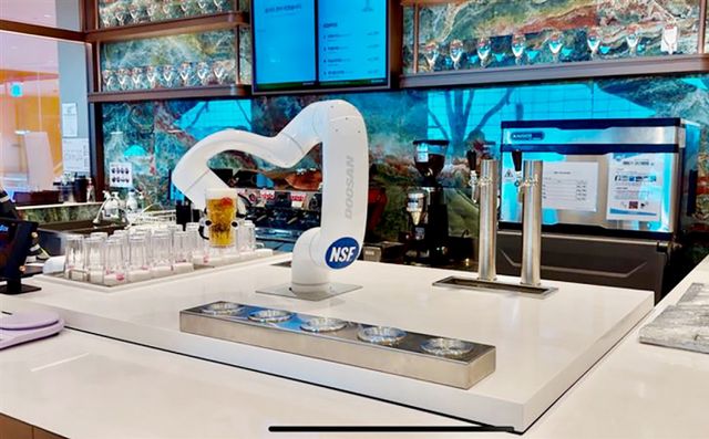 두산로보틱스의 맥주 추출 솔루션 /사진=두산로보틱스