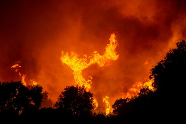 미국 캘리포니아주 로스앤젤레스(LA)에 추가 산불이 발생해 주민 3만명이 대피했다. 사진은 지난 22일(현지시각) 미국 캘리포니아주 북서쪽 캐스테익 호수 근처에서 발생한 휴스 산불의 모습. /사진=로이터