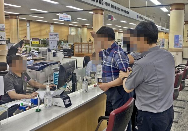 오는 2027년까지 9급 공무원 초임 보수가 월 300만원으로 오른다. 사진은 기사와 관련 없는 지난 2023년 6월23일 경주시가 시청 종합민원실에서 경주경찰서와 합동으로 민원담당공무원, 청원경찰 등 20여 명이 참석한 가운데 특이민원 발생 비상상황에 대비한 모의훈련을 실시하는 모습. /사진=경주시청 홈페이지 캡처