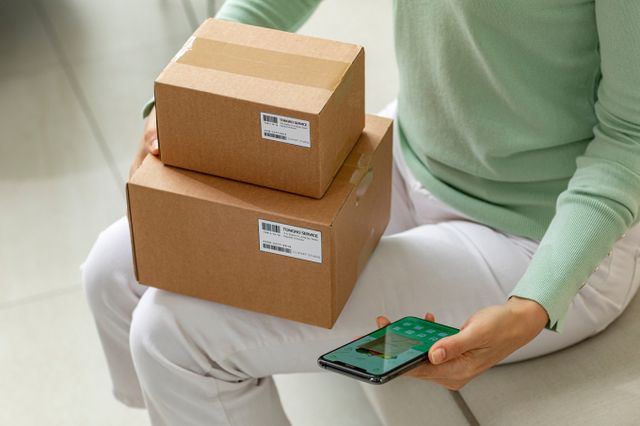 늦은 시간까지 배송일을 하는 택배 기사들의 문자 메시지가 공개돼 안타까움을 사고 있다. /사진=이미지투데이