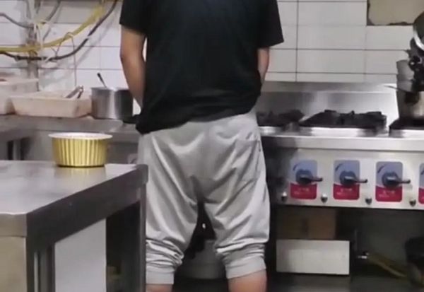 중국 서부 쓰촨성 청두에 있는 한 훠궈 식당 직원이 주방에서 소변을 보는 모습이 포착됐다. 사진은 현지 SNS에 공유된 훠궈 식당 직원이 주방에서 소변을 보는듯한 모습. /사진=웨이보 캡처