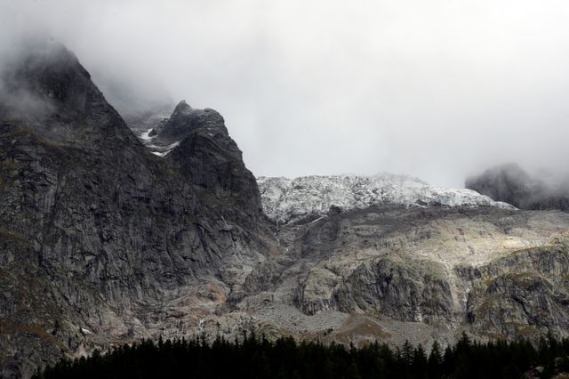 1966년 1월24일 몽블랑 인근을 지나던 에어 인디아 소속 보잉 707여객기가 추락했고 50년이 지나서 유해와 유품이 발견됐다. 사진은 2020년 발견된 1966년 발행된 인도 신문의 모습. /사진=더 힌두 캡처