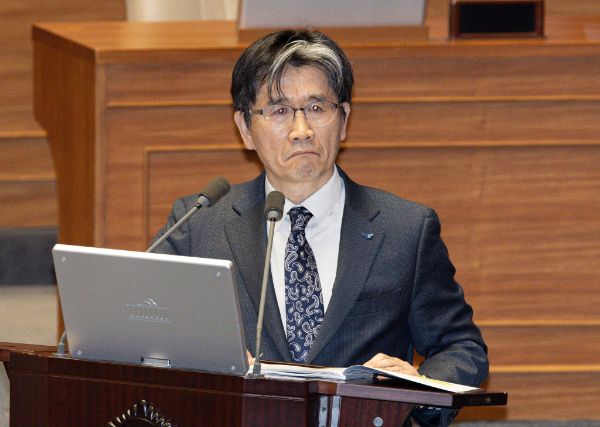 오동운 고위공직자범죄수사처장이 23일 오후 국회 본회의에서 열린 '서울서부지법 난입 사태' 관련 긴급 현안질문에 참석했다. 사진은 오 처장이 23일 오후 서울 여의도 국회 본회의장에서 열린 제421회 국회(임시회) 제2차 본회의에서 송석준 국민의힘 의원의 서울서부지방법원 불법적 폭동사태 관련 긴급현안질문을 듣고 있는 모습. /사진=뉴스1