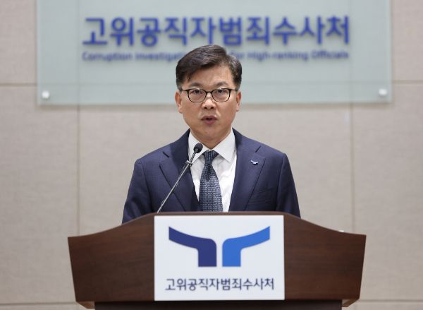 고위공직자범죄수사처가 23일 윤석열 대통령을 내란 우두머리와 직권남용 혐의로 기소해달라고 검찰에 요구했다. 사진은 이재승 고위공직자범죄수사처 차장이 23일 경기 과천 공수처에서 윤석열 대통령 수사 관련 브리핑을 하고 있는 모습. /사진=뉴시스