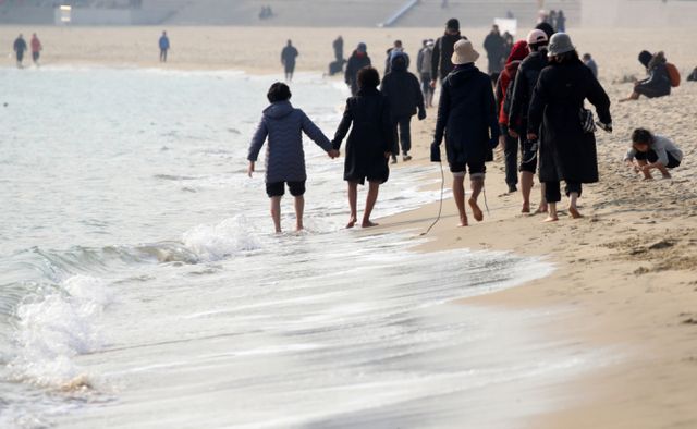 5일 전국이 대체로 맑으나 강원 영동과 경상권, 제주도는 대체로 흐리겠다. 사진은 부산 해운대해수욕장을 찾은 관광객 등 시민들이 해변을 걷는 모습. /사진=뉴스1