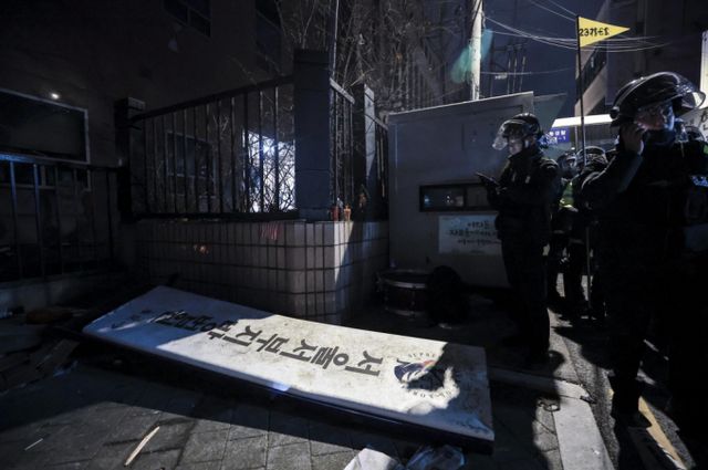 서울서부지방법원 폭동으로 극우 유튜버가 자신을 도와준 이들을 호명하며 감사 인사를 전하자 누리꾼들이 이를 조롱했다. 사진은 서울서부지방법원의 현판이 윤 대통령 지지자들에 의해 파손된 모습. /사진=뉴시스