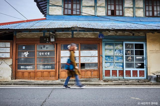 한국관광공사가 설 연휴에 세대 구별 없이 즐길 수 있는 여행지로 레트로 관광 명소를 추천했다. 사진은 서천 판교 시간이 멈춘 마을의 장미사진관. /사진=한국관광공사