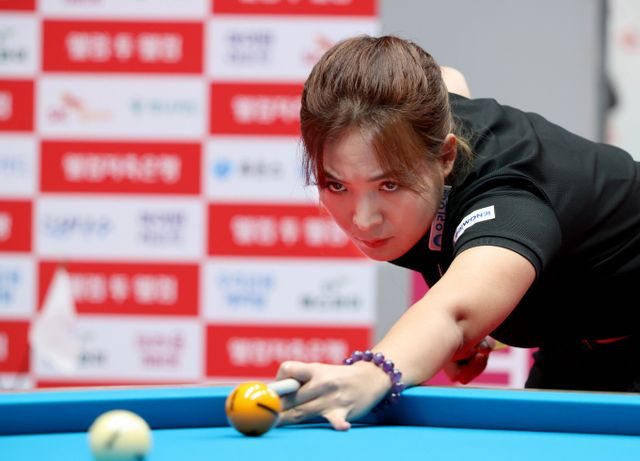 스롱 피아비 등 LPBA 강호들이 32강에 진출했다. 사진은 지난 23일 경기 고양킨텍스 PBA스타디움에서 열린 LPBA 32강 경기에 나선 스롱 피아비의 모습. /사진=프로당구협회(PBA) 제공