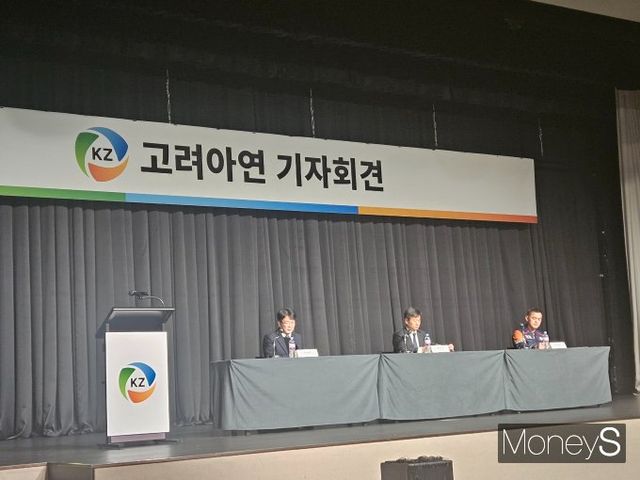 왼쪽부터 이제중 고려아연 최고기술책임자(CTO), 박기덕 사장, 신봉철 노동조합 부위원장이 24일 서울 용산구 그랜드하얏트에서 열린 기자회견에 참석했다. /사진=최유빈 기자