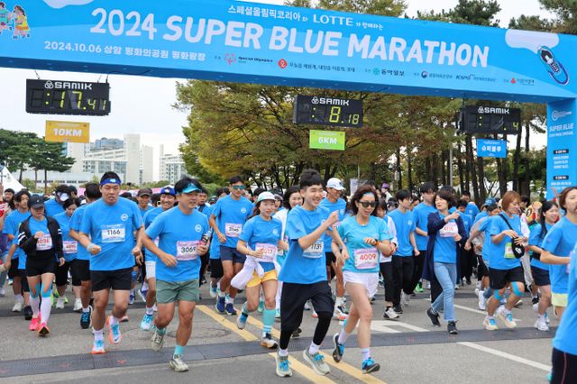 롯데는 지난해 10월 6일 서울 마포구 평화의공원 일대에서 장애인 인식 개선을 위한 ‘2024 슈퍼블루마라톤’을 개최했다. / 사진=롯데