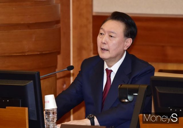 윤석열 대통령이 옥중 서신을 통해 "을사년 새해는 작년보다 나은 한 해가 되시길 바란다"고 새해 인사를 했다. 사진은 지난 23일 탄핵 심판 4차 변론에 출석모습. /사진=임한별 기자