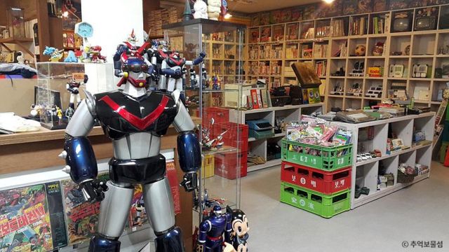 로보트 태권브이를 비롯해 다채로운 옛 소품을 구경하고 구입도 할 수 있는 추억보물섬. /사진=한국관광공사