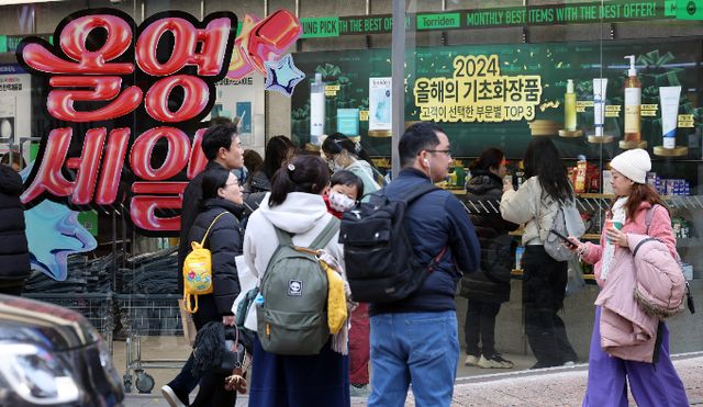 한국 대표 로드숍인 올리브영과 다이소가 이번 연휴 외래 관광객의 수혜를 입을 것으로 예상된다. 사진은 서울 올리브영 명동점 앞에 외국인 관광객들이 붐비는 모습. /사진=뉴스1