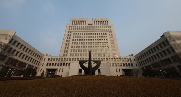 대법원 앞에서 50대 남성이 술을 마신 상태로 분신을 시도하려다 경찰에 붙잡혔다. 사진은 기사의 이해를 돕기 위한 서울 서초구 대법원 모습. /사진=뉴스1