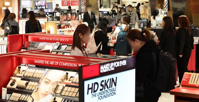 국내 면세점 업체도 중국인 관광객을 모으기 위해 여러 프로모션을 선보이고 있다. 사진은 서울 중구 한 면세점을 찾은 관광객들의 모습. /사진=뉴스1