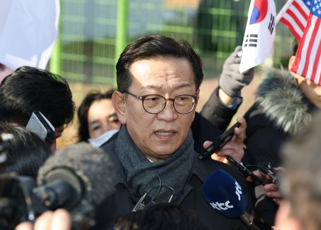 석동현 변호사와 박해찬 변호사가 윤석열 대통령 탄핵 심판 대리인단에 추가로 합류했다. 사진은 석 변호사가 지난 17일 경기 의왕시 서울구치소 앞에서 윤 대통령 접견을 마치고 취재진의 질문에 답하는 모습. /사진=뉴스1