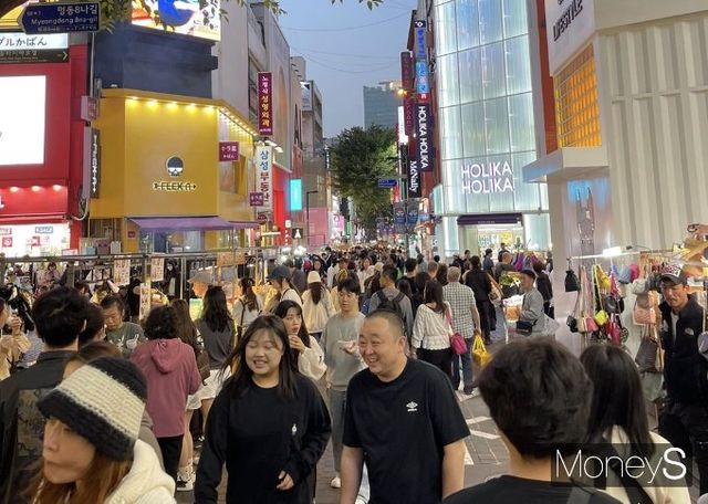 중국 최대 연휴 춘절과 설 명절 기간이 겹치며 국내 유통가가 중국인 여행객 맞이에 나섰다. 사진은 서울 명동거리를 찾은 외국인 관광객들의 모습. /사진=유찬우 기자