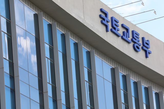 국토교통부가 민간 무량판아파트 조사 항목 축소와 철근 누락 은폐 의혹에 대해 반박했다. 사진은 정부세종청사 국토교통부 전경. /사진=뉴시스