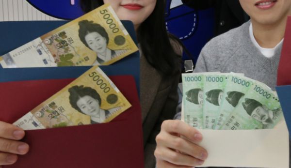 설 연휴를 앞두고 방송인 박명수가 적정한 새뱃돈 액수를 제시했다. 사진은 기사의 이해를 돕기 위해 대전 유성구청 직원들이 구에서 제작한 고향사랑기부제를 홍보할 수 있는 세뱃돈 봉투를 선보이는 모습. /사진=뉴스1