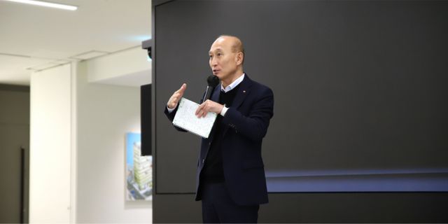 김대웅 웰컴저축은행 대표가 21일과 22일 양일간 진행된 CEO와의 대화에서 임직원에게 신년 계획과 비전을 전하고 있다./사진=웰컴저축은행