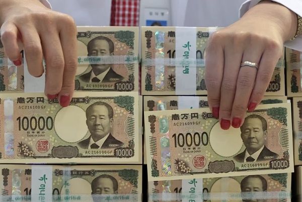 일본은행이 금융정책결정회의에서 추가 금리 인상을 결정했다. 사진은 기사의 이해를 돕기 위한 지난해 7월30일 서울 중구 하나은행 위변조대응센터에서 직원이 엔화를 정리하고 있는 모습. /사진=뉴스1