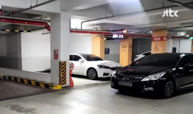 대리운전 요금이 적다며 주차장 통 로에 세우고 가버린 대리기사의 황당한 태도가 전해졌다. /사진=JTBC '사건반장' 갈무리