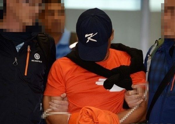 안양환전소 살인사건·필리핀 연쇄 납치사건 범죄인 김성곤이 한국으로 최종 인도됐다. 사진은 안양 환전소 살인사건 및 필리핀 연쇄 납치사건으로 무기징역이 선고된 김성곤이 한-필리핀 범죄인인도조약에 따라 2015년 5월13일 오후 인천국제공항을 통해 국내로 송환되고 있는 모습. /사진=뉴스1