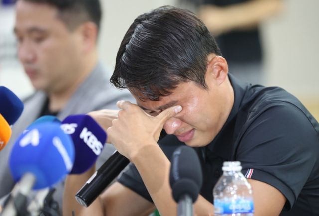 중국축구협회가 승부조작 혐의를 받는 손준호를 영구제명해 줄 것을 국제축구연맹에 요청했지만 기각당했다. 사진은 지난해 9월11일 경기 수원시 장안구 수원시체육회관에서 열린 기자회견 도중 눈물을 흘리는 손준호의 모습. /사진=뉴스1