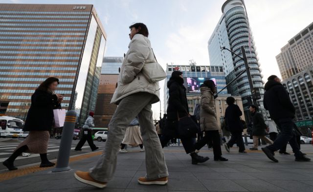 서울 종로구 광화문네거리에서 시민들이 발걸음을 옮기고 있다. /사진=뉴스1