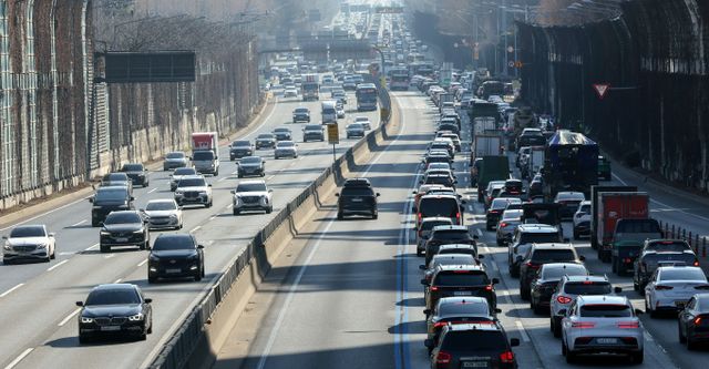오는 24일 광주에서 전남으로 향하는 귀성길은 승용차로 3시간20분 걸리고 있다. 사진은 24일 서울 서초구 경부고속도로 잠원 IC 인근 하행선에 차량 정체 모습. /사진=뉴스1